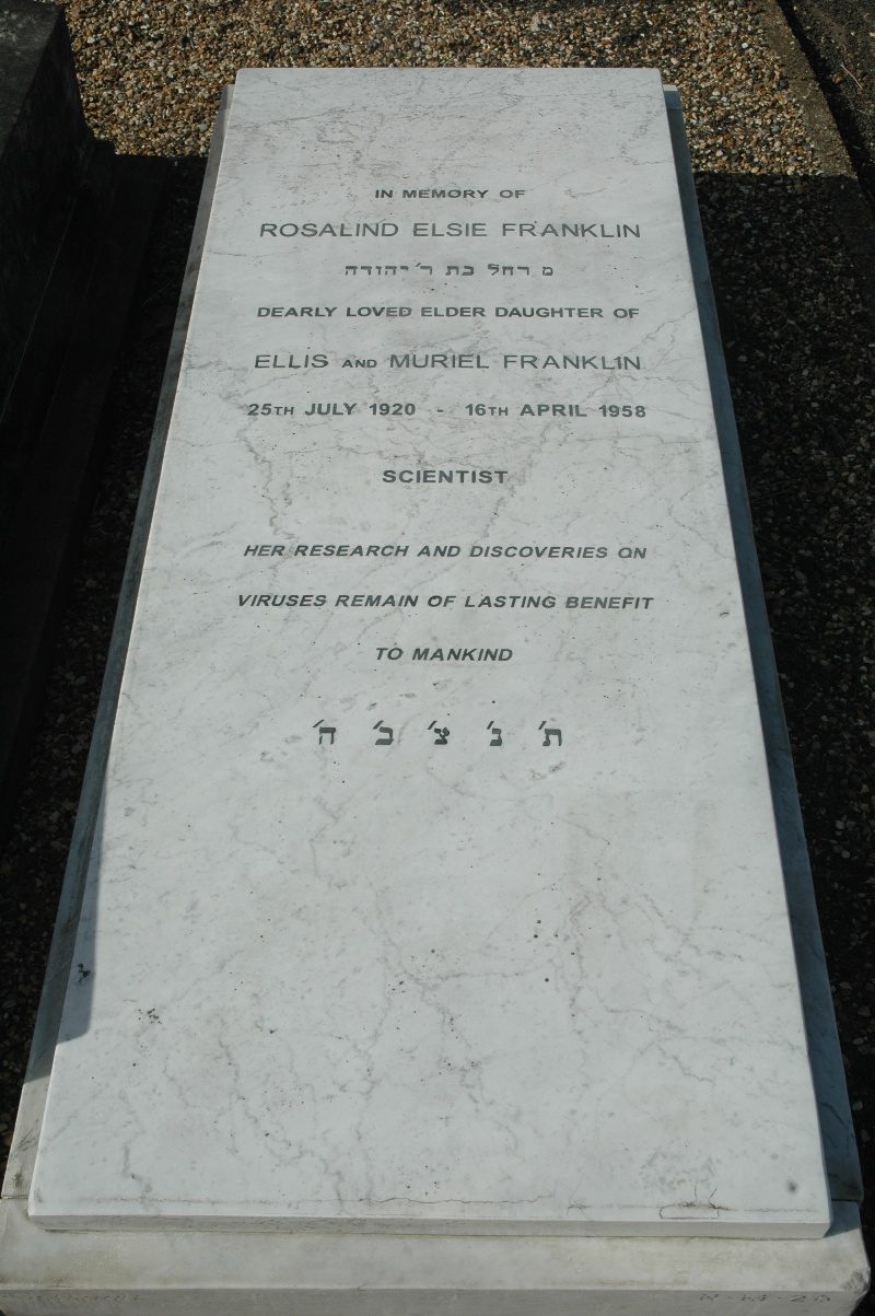 Rosalind Franklin tomb, London.jpg